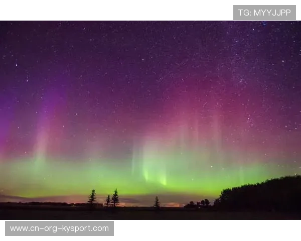 _极光徒步探险：在北极光下奔跑_，到北极看极光旅游团