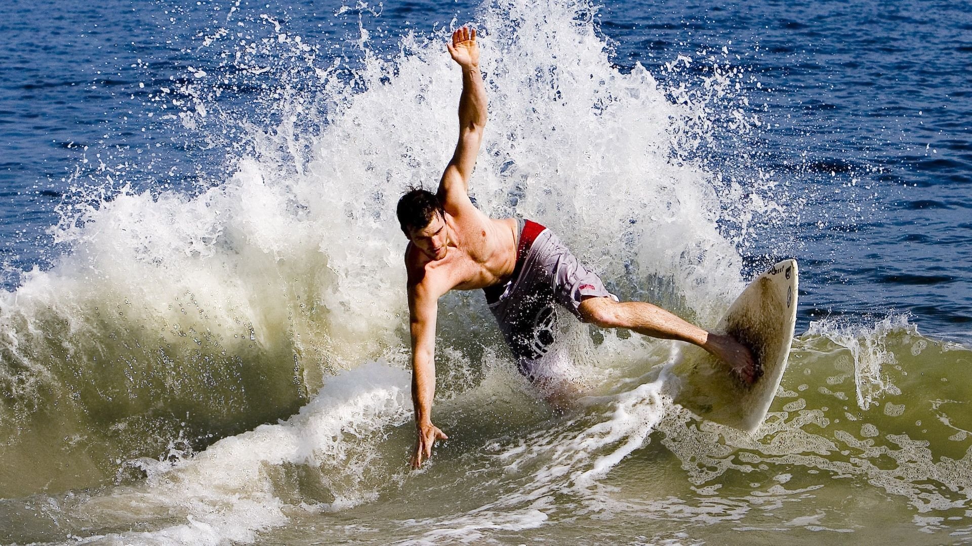 足球评论舆论环境缺乏引导，足球比赛评论员